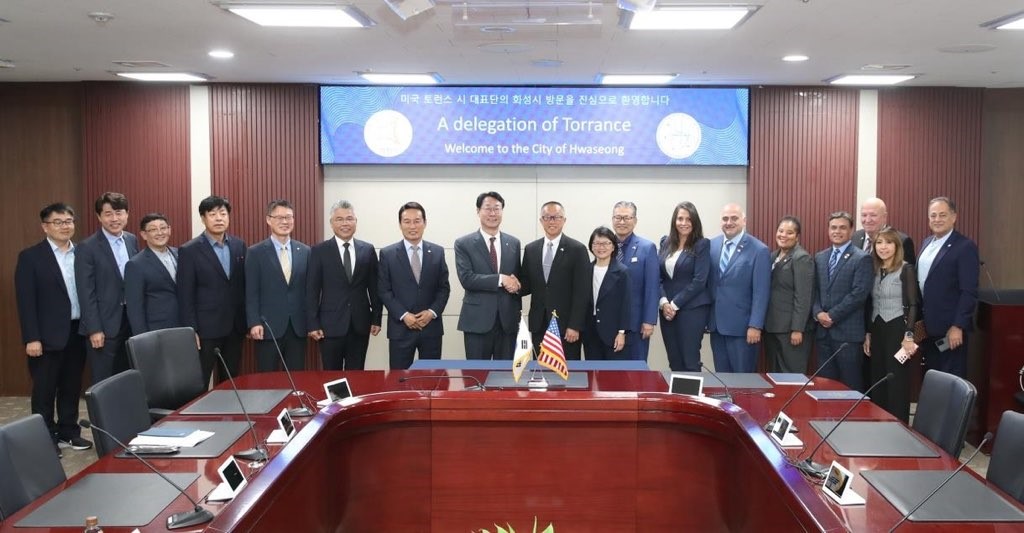 hwaseong signing group photo