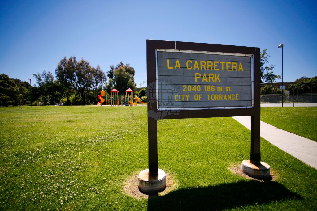 La Carretera Park Sign